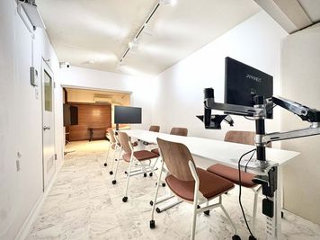 手前には作業スペースがあり、奥の部屋にはソファスペースがあります。 - more新宿MI西新宿 more新宿4号店｜昇降デスク×3の会議室｜モニター×3｜ソファの室内の写真
