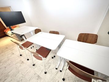 便利な移動式テーブルです - more新宿MI西新宿 more新宿4号店｜昇降デスク×3の会議室｜モニター×3｜ソファの室内の写真