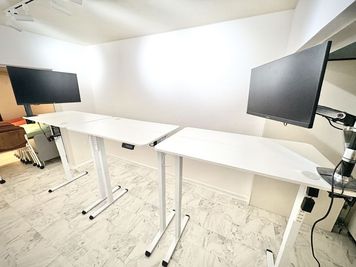 昇降デスクと備え付けモニター - more新宿MI西新宿 more新宿4号店｜昇降デスク×3の会議室｜モニター×3｜ソファの室内の写真