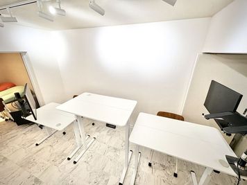 more新宿MI西新宿 more新宿4号店｜昇降デスク×3の会議室｜モニター×3｜ソファの室内の写真