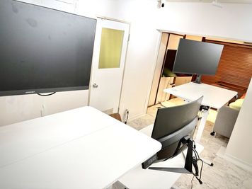 more新宿MI西新宿 more新宿4号店｜昇降デスク×3の会議室｜モニター×3｜ソファの室内の写真