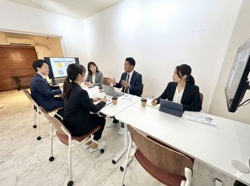 1〜6名掛け向きのテーブルです - more新宿MI西新宿 more新宿4号店｜昇降デスク×3の会議室｜モニター×3｜ソファの室内の写真