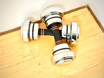 トレーニング機器は自由に使用できます - more新宿MI西新宿 more新宿4号店｜昇降デスク×3の会議室｜モニター×3｜ソファの室内の写真