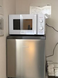 電子レンジ、冷蔵庫 - more新宿MI西新宿 more新宿4号店｜昇降デスク×3の会議室｜モニター×3｜ソファの室内の写真
