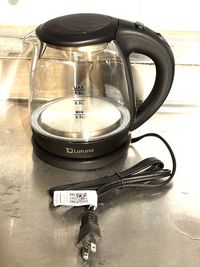 電気ケトルは使用後コンセントを抜いて戻してください - more新宿MI西新宿 more新宿4号店｜昇降デスク×3の会議室｜モニター×3｜ソファの室内の写真