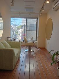 大きな丸い鏡のセット面 - プライベートサロン「Kurikindi（クリキンディ）」 個室サロン　落ち着いた静かな空間　施術、講座、撮影スペースの室内の写真