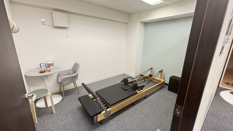 リフォーマー一台を備えた個室 - RAVI Pilates & Beauty ピラティス個室 ルーム1の室内の写真