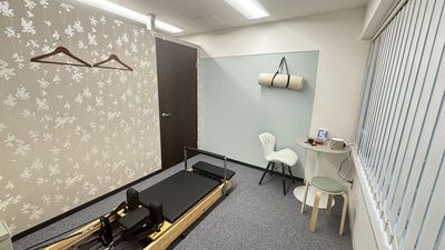 溜池山王駅徒歩約2分。リフォーマー1台を備えた個室で、ピラティスの練習やパーソナルレッスンに。 - RAVI Pilates & Beauty