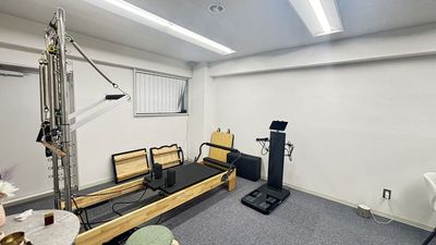 溜池山王駅徒歩約2分。ピラティスハーフタワー1台を備えた個室で、ピラティスの練習やパーソナルレッスンに。 - RAVI Pilates & Beauty