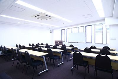 スクール型　30名着席 - アットビジネスセンター大阪梅田 902号室の室内の写真