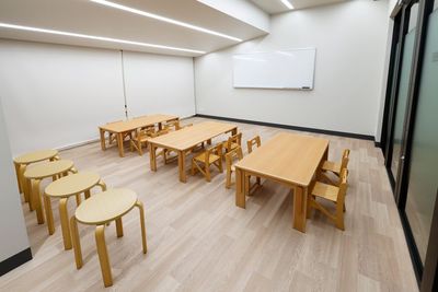 子ども用の机と椅子も完備 - こどもでぱーと 自由が丘の室内の写真