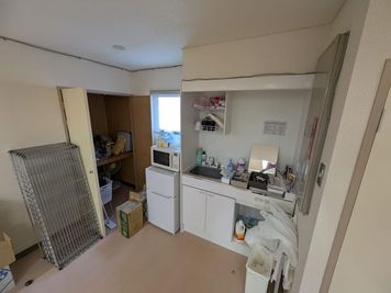 トイレ。手洗いスペースもあります - レンタルスペース「すいらん」 事務所・倉庫として撮影可能！レンタルスペースでの室内の写真