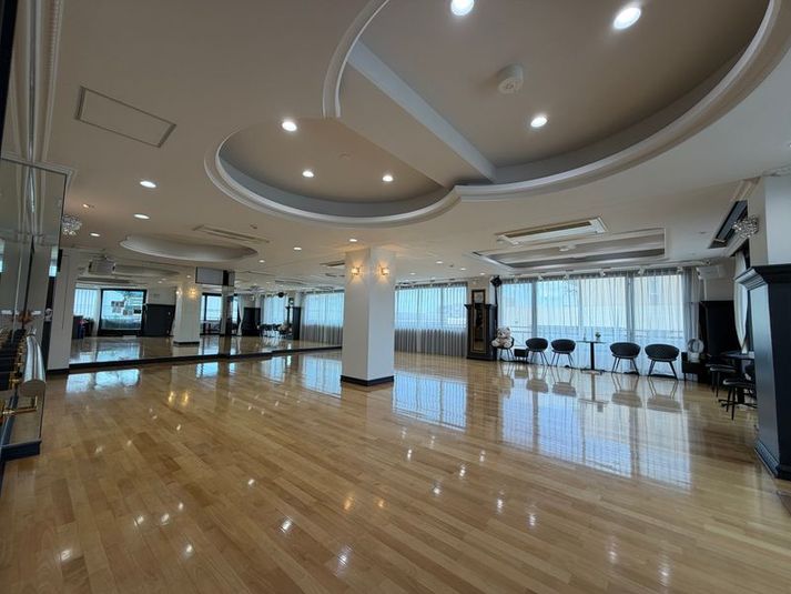2面鏡張り！高機能クッションダンスフロアで、ダンスに最適サクラ天然木！ - AOKI Art DANCE Lounge レンタルスペースの室内の写真