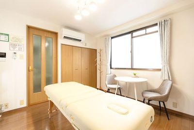 昇降式施術ベッド✨北欧インテリアのレンタルサロンAira✨ - レンタルサロンAira柏 完全個室で安心🍃レンタルサロンAira柏の室内の写真
