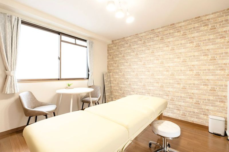 昇降式施術ベッド✨北欧インテリアのレンタルサロンAira✨ - レンタルサロンAira柏 完全個室で安心🍃レンタルサロンAira柏の室内の写真