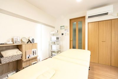 昇降式施術ベッド✨北欧インテリアのレンタルサロンAira✨ - レンタルサロンAira柏 完全個室で安心🍃レンタルサロンAira柏の室内の写真