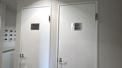 【男性トイレ：2階、6階／女性トイレ：4階】 - TIME SHARING MID POINT 学芸大学 4-18の入口の写真