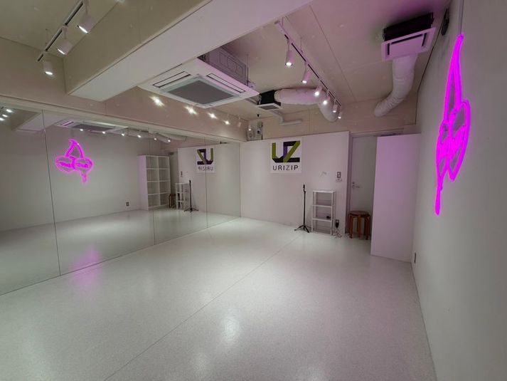 BUZZ大阪東梅田7F-J|ダンス・撮影に!1時間330円~ - 【BUZZ大阪東梅田】ダンスレンタルスタジオ24時間OK