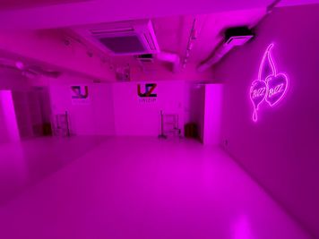 【BUZZ大阪東梅田】ダンスレンタルスタジオ24時間OK BUZZ大阪東梅田7F-J｜ダンス・撮影に！1時間330円～の室内の写真