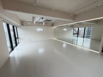【BUZZ大阪東梅田】ゆとりあるフロアと大型ミラー!のびのび練習できる快適空間☆ - 【BUZZ大阪東梅田】ダンスレンタルスタジオ24時間OK