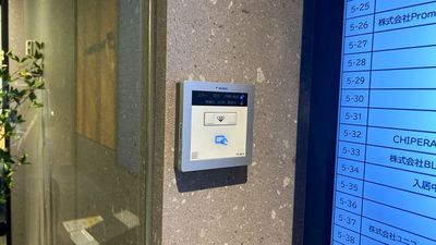 【共用部入口横にあるセキュリティパネルにカードをかざすと扉のロックが開錠されます。】 - TIME SHARING MID POINT 六本木 5-44の設備の写真