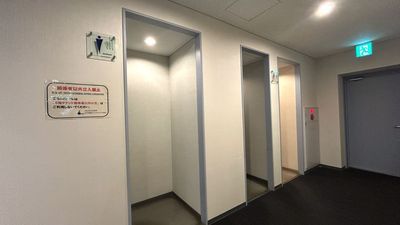 【男子トイレは共有部にございます】 - TIME SHARING MID POINT 六本木 5-44の設備の写真