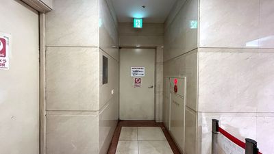 入館ルート⑤【関係者以外立ち入り禁止の記載がございますが、扉を開けて道なりに裏口までお進みください。】 - TIME SHARING MID POINT 六本木 5-44のその他の写真