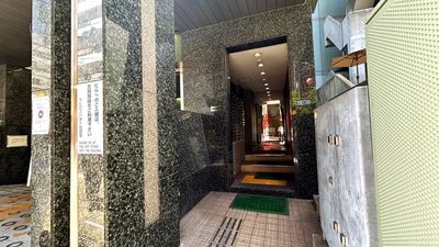 【外からお越しの場合は、ビル右手に通用口がございます】 - TIME SHARING MID POINT 六本木 5-44の入口の写真