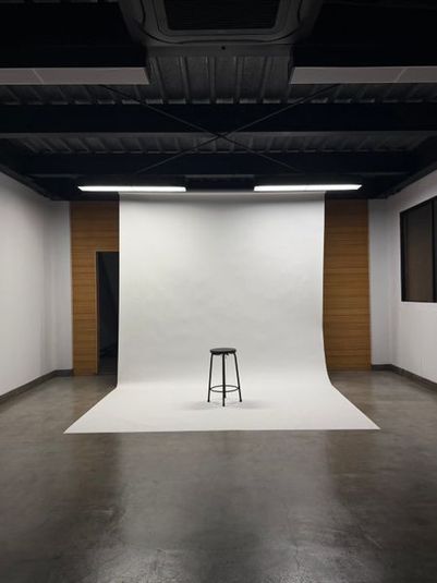 2.72m幅のSavageペーパー “Super White” - apartment A apartment A｜白バック撮影スタジオ3Fの室内の写真