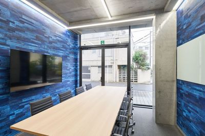 開放感◎大型モニター完備の会議室！ソフトドリンク半額で、ミーティングやセミナー、サロンなど。1日利用も可能です。 - THELOBBY六番町