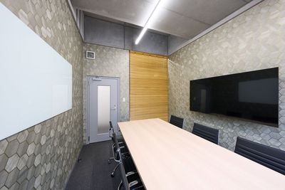 開放感◎大型モニター完備の会議室！ソフトドリンク半額で、ミーティングやセミナー、サロンなど。1日利用も可能です。 - THELOBBY六番町