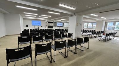 シアター形式・最大81名着席。会場全景。 - TIME SHARING 池袋 吉大ビル 3Fの室内の写真