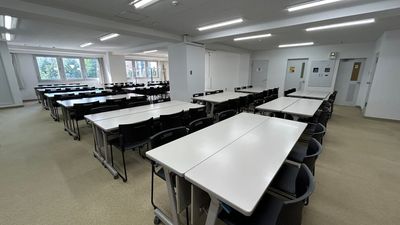 島型（グループワーク形式）・最大78名着席。窓側と座席配置。 - TIME SHARING 池袋 吉大ビル 3Fの室内の写真