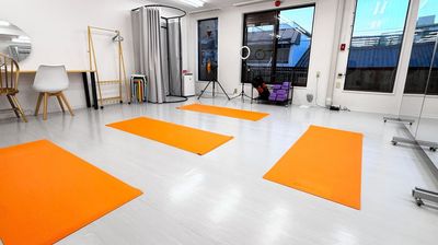 ヨガマットは７枚ご用意。ヨガやピラティスのレッスンにもどうぞ。 - KYOTO撮影スタジオStar ダンス・ヨガ練習プランの室内の写真