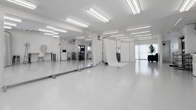 奥行きのある広いフロア。グループでのダンス練習にも使えます。 - KYOTO撮影スタジオStar ダンス・ヨガ練習プランの室内の写真