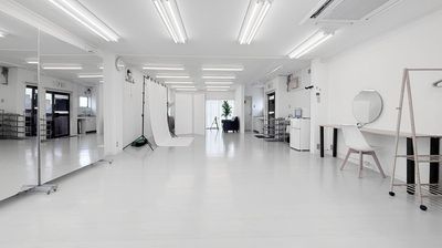 撮影用の背景紙やメイク台もある、白を基調にした明るいスタジオです。 - KYOTO撮影スタジオStar ダンス・ヨガ練習プランの室内の写真