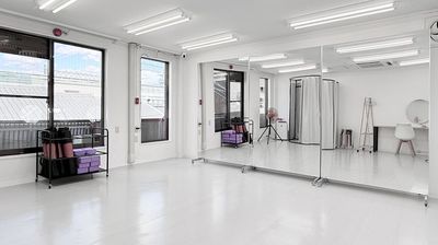 窓から自然光が入る明るい室内。全身ミラーはキャスター付きで動かせます。 - KYOTO撮影スタジオStar ダンス・ヨガ練習プランの室内の写真