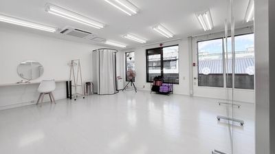 円形ミラーのメイク台と、カーテン付きの更衣室があります。 - KYOTO撮影スタジオStar ダンス・ヨガ練習プランの室内の写真