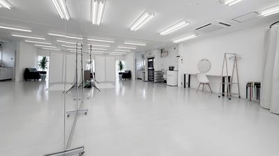 床はリノリウム仕上げ。レッスン後のストレッチにも十分な広さです。 - KYOTO撮影スタジオStar ダンス・ヨガ練習プランの室内の写真