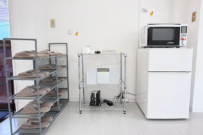 スリッパ、冷蔵庫、電子レンジを備えています。 - KYOTO撮影スタジオStar ダンス・ヨガ練習プランの設備の写真