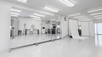 白い壁と床で、動画撮影でも映える空間です。 - KYOTO撮影スタジオStar ダンス・ヨガ練習プランの室内の写真