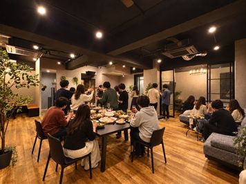 利用時のイメージ：広々としたソファ席でのパーティー - たまりば日本橋浜町駅前の室内の写真