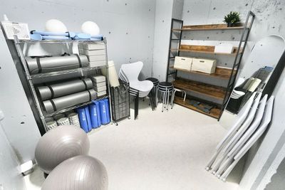 便利な備品が全て無料！倉庫スペースは更衣室/控え室にも使えます！荷物を置いたり、着替えたり有効活用できる別スペースです。 - Sunny Place サニープレイス町田 レンタルスタジオ町田　ダンス・ヨガ・ピラティス・レッスン・撮影の室内の写真
