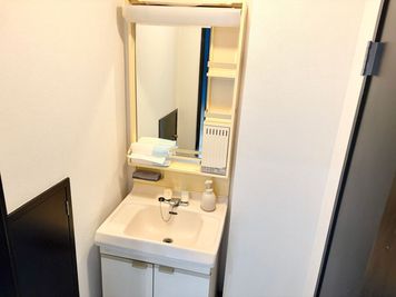 洗面所も完備。扉もあるので、更衣スペースなどにも使えます！ - Sunny Place サニープレイス町田 レンタルスタジオ町田　ダンス・ヨガ・ピラティス・レッスン・撮影の室内の写真