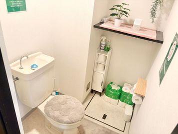 スペース内に男女兼用トイレを完備！ - Sunny Place サニープレイス町田 レンタルスタジオ町田　ダンス・ヨガ・ピラティス・レッスン・撮影の室内の写真