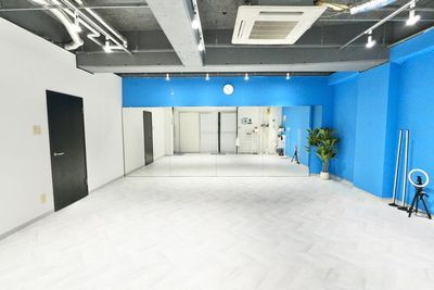 最大20名まで！ダンスなどの利用には5〜8名程度までが最適です - Sunny Place サニープレイス町田 レンタルスタジオ町田　ダンス・ヨガ・ピラティス・レッスン・撮影の室内の写真