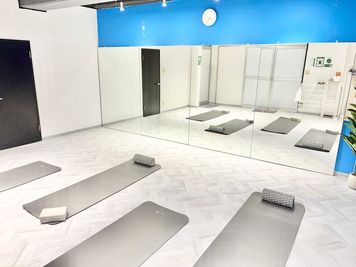 ヨガマットなどの無料備品が多数！ヨガやピラティスのレッスンにも最適です - Sunny Place サニープレイス町田 レンタルスタジオ町田　ダンス・ヨガ・ピラティス・レッスン・撮影の室内の写真