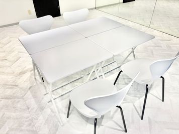 【無料備品】折り畳みテーブル4つ、チェア4つ - Sunny Place サニープレイス町田 レンタルスタジオ町田　ダンス・ヨガ・ピラティス・レッスン・撮影の設備の写真