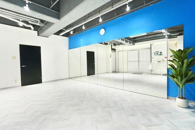 白/青が基調の清潔感あるスタジオ。4.8Mの大型鏡あり！ - Sunny Place サニープレイス町田 レンタルスタジオ町田　ダンス・ヨガ・ピラティス・レッスン・撮影の室内の写真