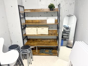 【無料備品】折り畳みテーブル(4つ)、チェア(4つ)、丸チェア(6つ)、姿見、脚立など - Sunny Place サニープレイス町田 レンタルスタジオ町田　ダンス・ヨガ・ピラティス・レッスン・撮影の設備の写真